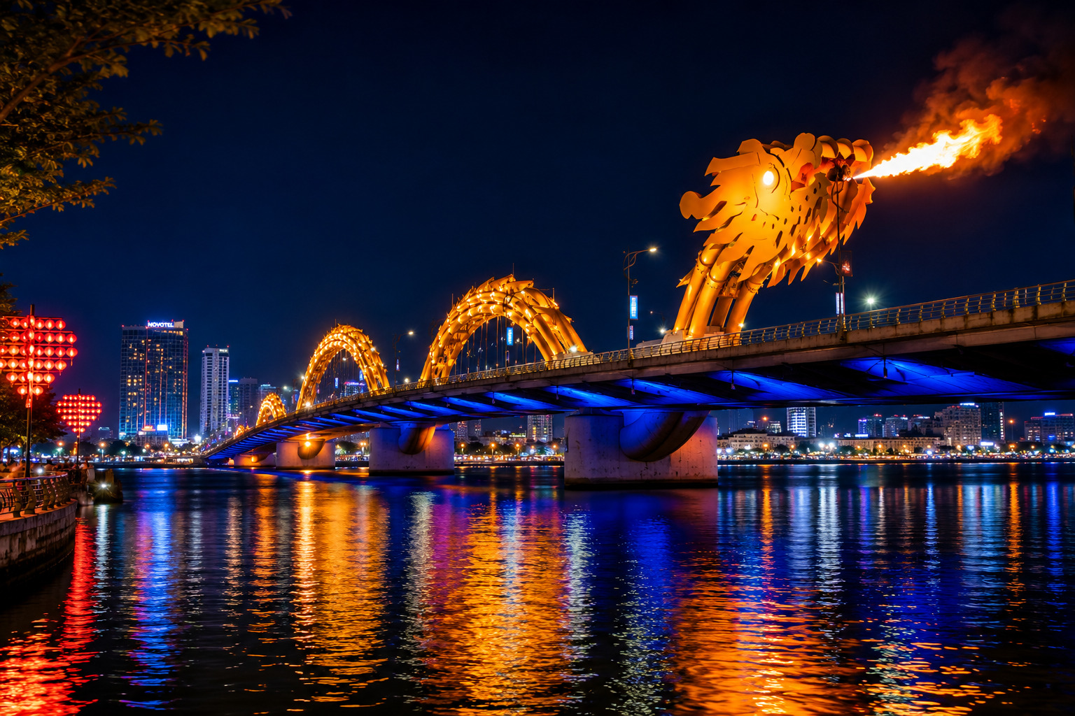 岘港龙桥夜景与喷火表演