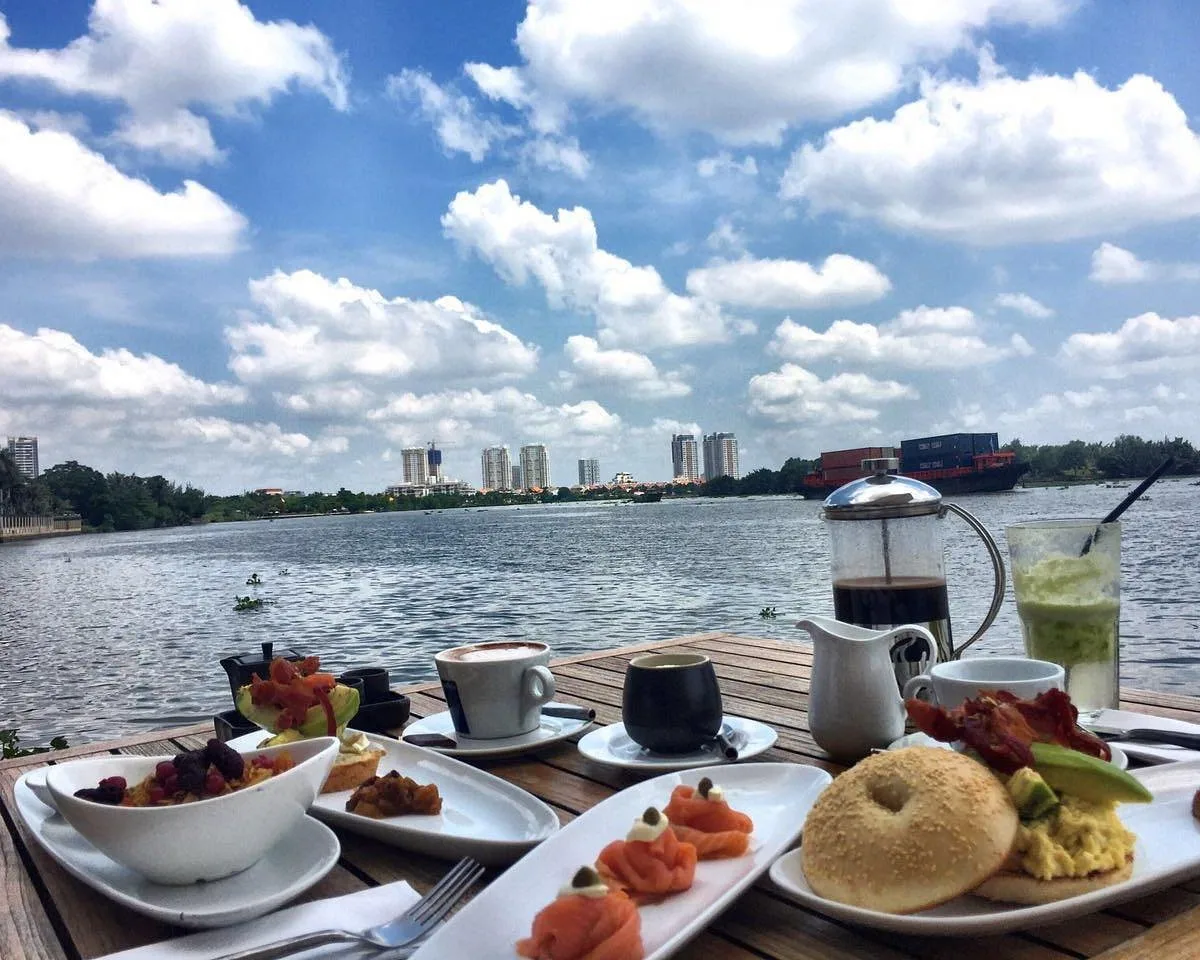The Deck Saigon 景观餐厅