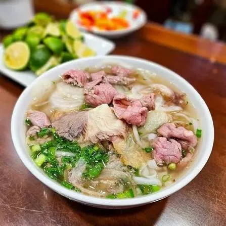 李国师牛肉河粉  李国师牛肉河粉是源自河内的知名越南河粉品牌，以传统风味深受喜爱。浓郁鲜香的汤底搭配鲜嫩牛肉与新鲜河粉，呈现地道的越南美食风味，是体验越南饮食文化的好选择