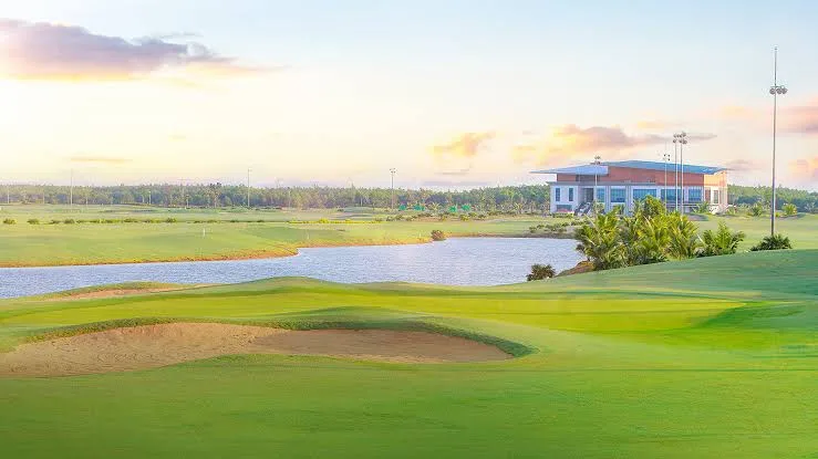 隆安皇家高尔夫别墅度假村 (Royal Long An Golf & Villas)