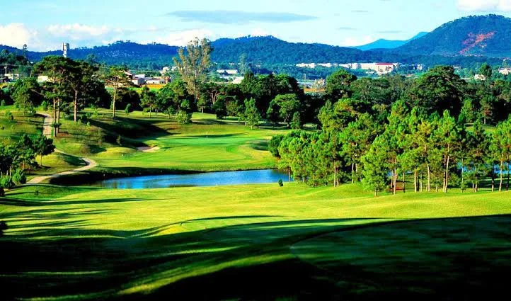 大叻皇宫高尔夫俱乐部 (Dalat Palace Golf Club)