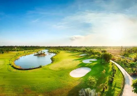 炉门高尔夫度假村 (Cua Lo Golf Resort)